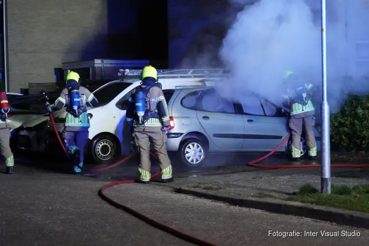 Twee voertuigen beschadigd door brand in Bovenkarspel