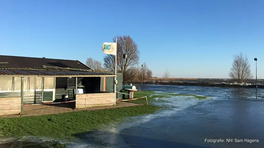 Puppytrainingen afgelast door hoogwater in Enkhuizen: "Toch wel een treurig gevoel"