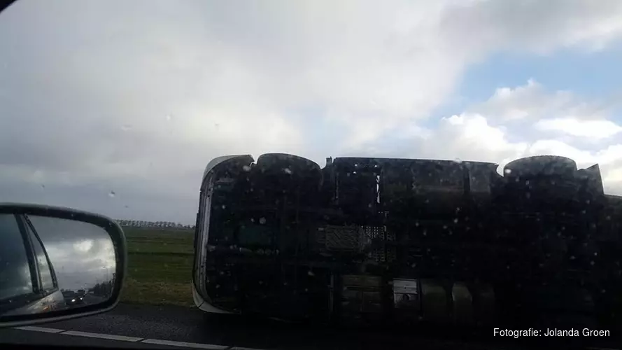 Vrachtwagen gekanteld op A7